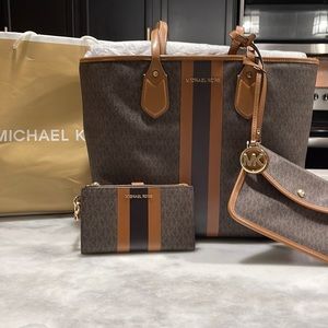 New with tags!!✨✨Michael Kors✨✨ Tote Bag and Wallet. Currently in stores.